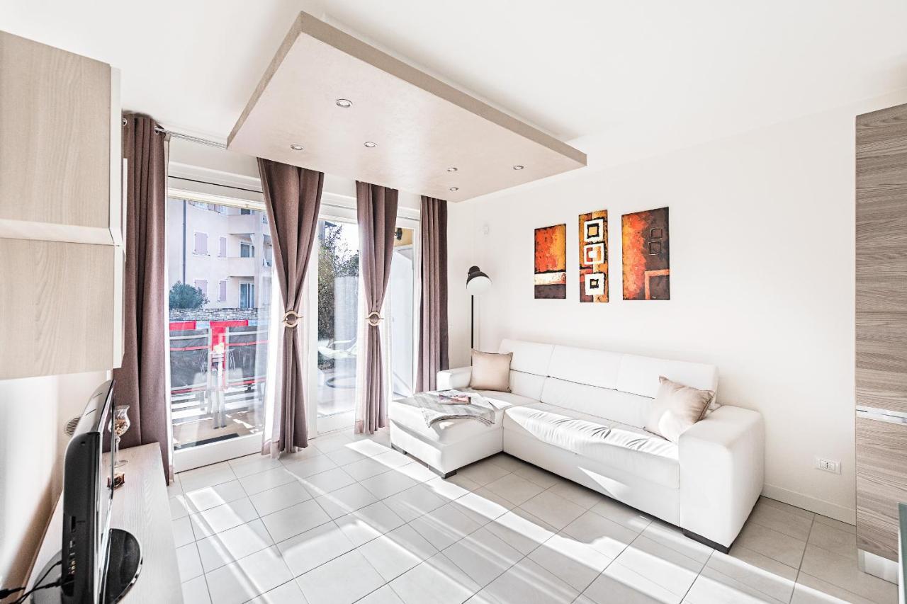 Le Corti Caterina Apartments With Pool By Wonderful Italy Desenzano del Garda Exteriör bild