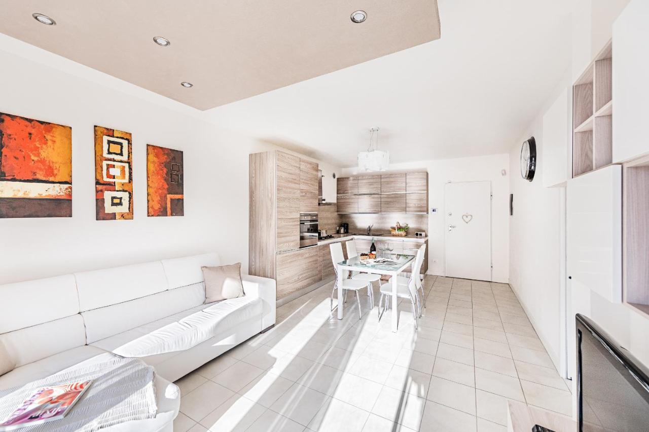 Le Corti Caterina Apartments With Pool By Wonderful Italy Desenzano del Garda Exteriör bild