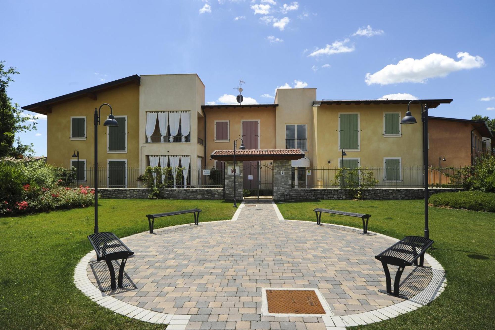 Le Corti Caterina Apartments With Pool By Wonderful Italy Desenzano del Garda Exteriör bild